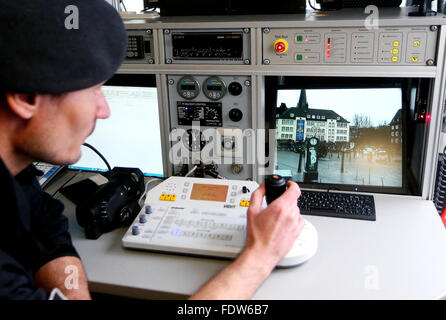 Düsseldorf, Deutschland. 2. Februar 2016. Ein Polizist betreibt eine Kamera mit einem Joystick in der Videoüberwachung Polizeifahrzeug am Burgplatz in Düsseldorf, 2. Februar 2016. Die Polizei-Fahrzeuge sollen für die Überwachung auf Flammpunkte während des Karnevals eingesetzt werden. Foto: DAVID YOUNG/DPA/Alamy Live-Nachrichten Stockfoto