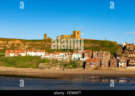 Whitby Altstadt und St.-Marien Kirche auf einem hellen, sonnigen, Sommerabend Stockfoto