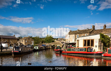 Kanalboote im Zentrum der malerischen Stadt Skipton Stockfoto