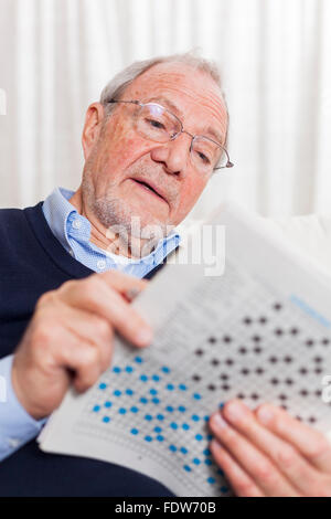 Senior Greis verschiedene Situationen zu Hause Stockfoto