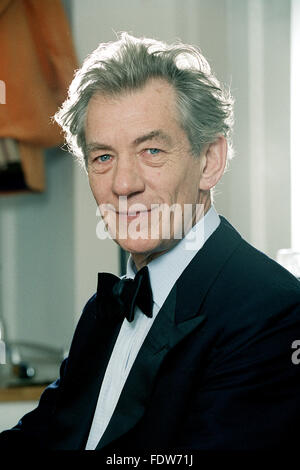 Sir Ian McKellen, britischer Schauspieler, mit einem Smoking ausgestattet mit Richard Anderson Schneider, auf Savile Row in central London, UK.  Savile Row ist eine Einkaufsstraße in Mayfair, central London, berühmt für seine traditionelle Herren Maßschneiderei. Als Teil der Entwicklung des Weingutes Burlington zwischen 1731 und 1735 erbaut und ist benannt nach Lady Dorothy Savile, Ehefrau des 3. Earl of Burlington. Foto: Jeff Gilbert Stockfoto