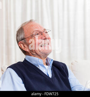 Senior Greis verschiedene Situationen zu Hause Stockfoto