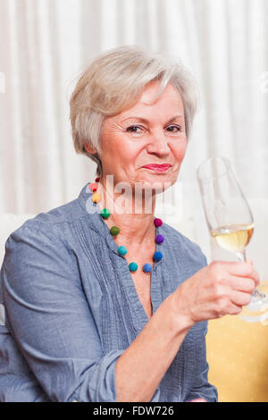 glücklich lächelnde Frauen in Führungspositionen zu Hause Stockfoto