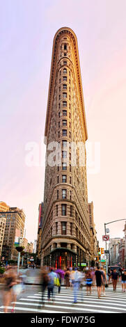 Flat Iron Fassade des Gebäudes in New York City bei Dämmerung Licht. Es gilt als eines der ersten Hochhäuser, die jemals gebaut wurde Stockfoto
