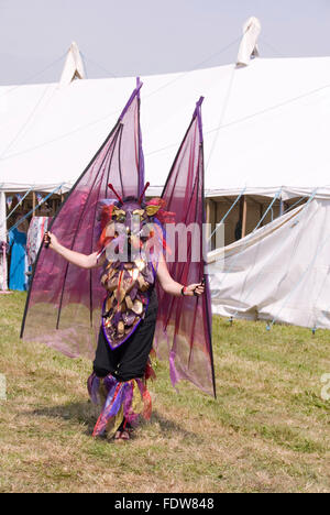 TEWKESBURY, GLOC. UK-12. Juli: Lizzie den Drachen im Kostüm bereit, am 12. Juli 2014 bei Tewkesbury Mittelalterfest zu unterhalten Stockfoto