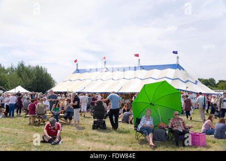 TEWKESBURY, GLOC. UK-12. Juli: Paar Schatten zu suchen, wie es außerhalb Bierzelt am 12. Juli 2014 bei Tewkesbury Mittelalterfest erwärmt Stockfoto