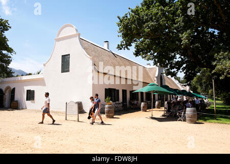 Touristen erkunden die Umgebung auf Groot Constancia Wein Bauernhof in Constancia Cape in Südafrika. Stockfoto