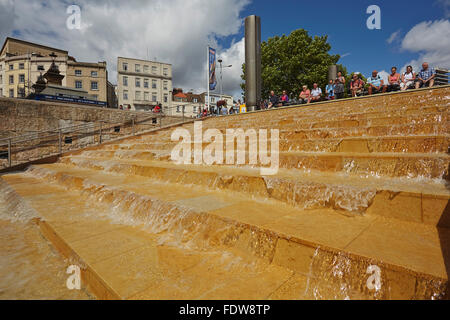 Ein Brunnen neben den Docks im Zentrum Stadt, Bristol, Großbritannien. Stockfoto