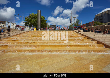 Ein Brunnen neben den Docks im Zentrum Stadt, Bristol, Großbritannien. Stockfoto