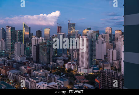 Ein Blick auf die Wolkenkratzer in Manila Makati Geschäftsviertel in den Philippinen im Abendlicht Stockfoto