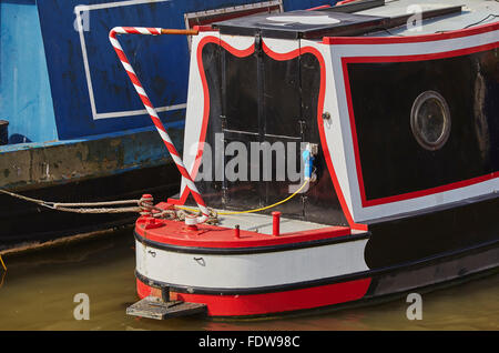 Traditionellen schmalen Boote oder Schiffe in den Docks festgemacht, im Herzen von Bristol, Großbritannien. Stockfoto