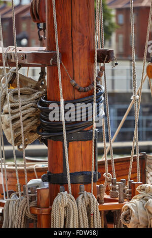 Ein Detail der Takelage auf 'Irene', einem alten Segeln trading Ketsch in den Docks, Bristol, Großbritannien. Stockfoto