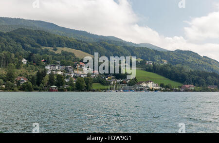 Blick über See und Dorf Mondsee im österreichischen Alpen, Salzburger Land Stockfoto