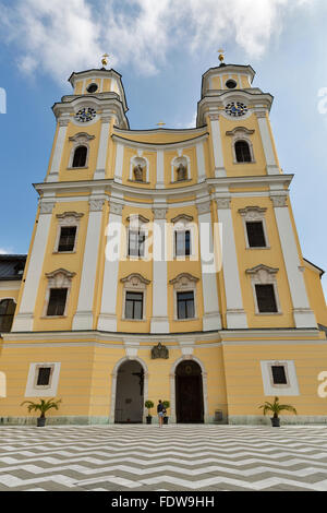 Kaukasische mittlere gealterte Frau gonna St. Michael Basilica (ehemals Stiftskirche) am Mondsee, Österreich. Ort der Hochzeit Stockfoto