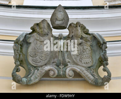 Alte Wappen Closeup auf outdoor-Wand von St. Michael Basilica (ehemals Stiftskirche) am Mondsee, Österreich. Stockfoto