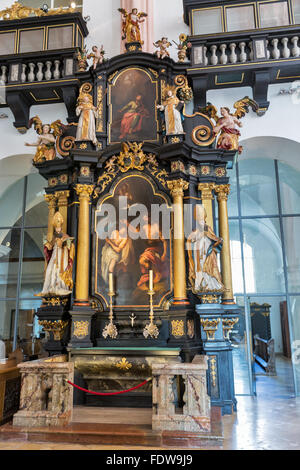 Saint Michael Basilica (ehemals Stiftskirche) innen am Mondsee, Österreich. Stockfoto