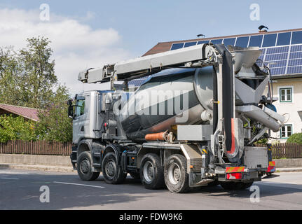 Betonmischer-LKW fährt auf Stadtstraße Stockfoto