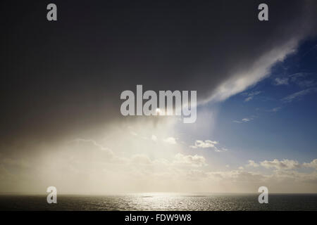 Sonne und squally Wolke über dem Meer von Burgh Island gesehen, in der Nähe von Bigbury-on-Sea, an der Südküste von Devon, Großbritannien. Stockfoto