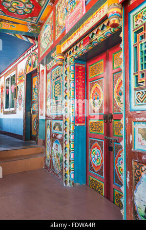 ShuZheng tibetischen Dorf, dekorierte Haus Eingang, Jiuzhaigou Nationalpark, Provinz Sichuan, China