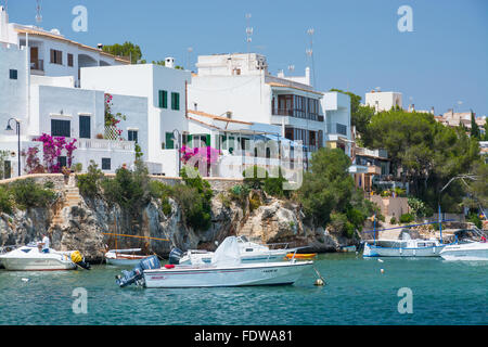 Am Weißen Meer Unterkunft mit rosa Bougainvillea Blumen und türkisfarbenes Wasser an einem sonnigen Sommertag im Juli Stockfoto