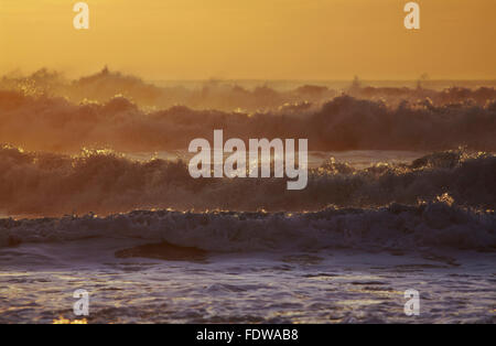 Sonnenuntergang über dem Atlantik surfen nahe Hartland Quay, an der Nordküste von Devon, im Südwesten von England, Großbritannien. Stockfoto
