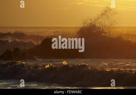 Sonnenuntergang über dem Atlantik surfen nahe Hartland Quay, an der Nordküste von Devon, im Südwesten von England, Großbritannien. Stockfoto