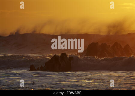 Sonnenuntergang über dem Atlantik surfen nahe Hartland Quay, an der Nordküste von Devon, im Südwesten von England, Großbritannien. Stockfoto