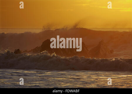 Sonnenuntergang über dem Atlantik surfen nahe Hartland Quay, an der Nordküste von Devon, im Südwesten von England, Großbritannien. Stockfoto