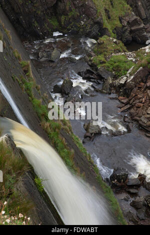 Der magnifient speke Mühle Mund Wasserfall, nach unten kaskadieren Steilküste nahe Hartland Quay, in der Nähe von Bideford, North Devon, Großbritannien. Stockfoto