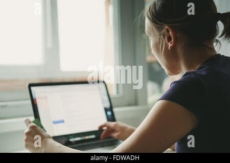 Frau mit Laptop arbeiten auf Holz Schreibtisch platziert Stockfoto