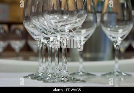 Leere Gläser Wein Closeup in einer Reihe, Fokus auf Vordergrund Stockfoto