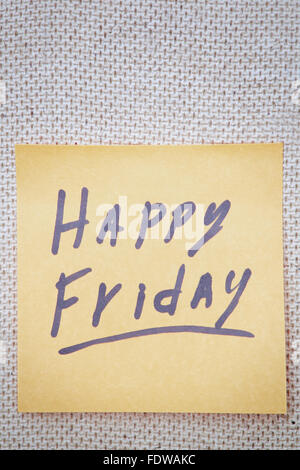 Selbstklebende Hinweis mit Happy Friday Text auf einer Kork-Pinnwand Stockfoto