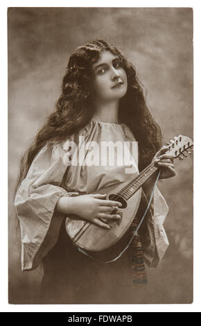 Schöne junge Mädchen mit Mandoline. Vintage Bild mit originalen Filmkorn und Unschärfe Stockfoto