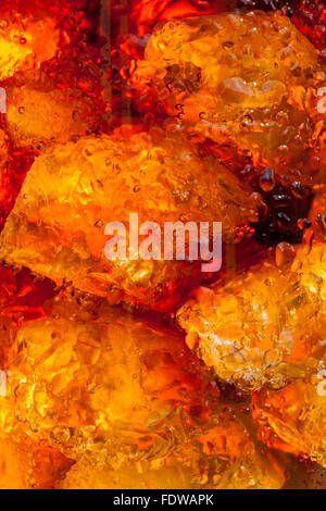 eiskalte Cola Sommergetränk im Garten Stockfoto
