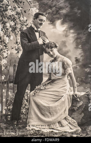 Junges Paar in Liebe Vintage-Kleidung tragen. Vintage Bild mit originalen Filmkorn und Unschärfe Stockfoto