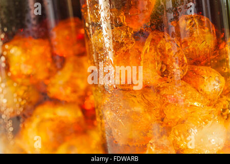 eiskalte Cola Sommergetränk im Garten Stockfoto