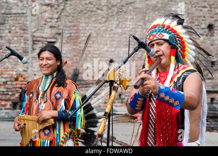 Straßenperformance Gruppe von Native Americans mit Klängen und traditionellen Tanz im Zentrum von Mailand, Italien Stockfoto