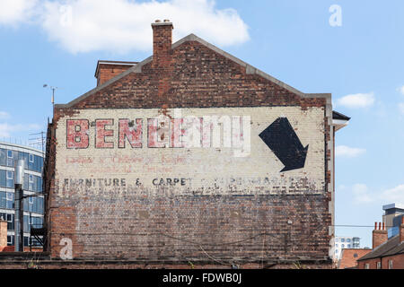 Alte Werbung. Anzeige malte auf eine Wand von einem alten Backsteingebäude, Nottingham, England, Großbritannien Stockfoto