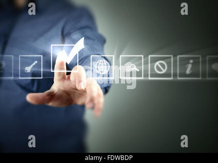 Hand, die abstrakte virtuelle Tasten auf touchscreen Stockfoto