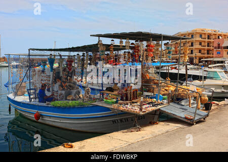 Kreta, Chania, Boot mit Souvenirs im Hafen port Stockfoto