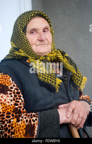 Arme alte Frau Osteuropas Stockfoto
