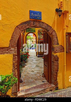 Kreta, in der Altstadt von Chania, Torbogen, Eingang zu einem Innenhof Stockfoto