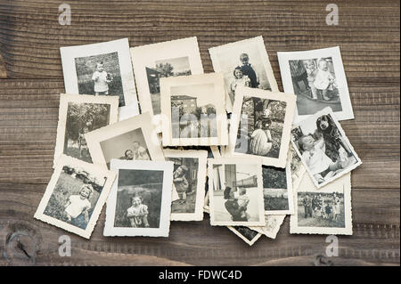 Alte Familienfotos auf Holztisch. Vintage Bilder Stockfoto