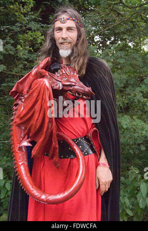 TEWKESBURY, GLOC. UK-12. Juli: Kevin Simpson von Alchemy Drachen unterhält am 12. Juli 2014 bei Tewkesbury Mittelalterfest Stockfoto