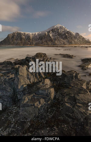 Mondschein Skagsanden Strand in Flakstad Lofoten Inseln, Norwegen Stockfoto