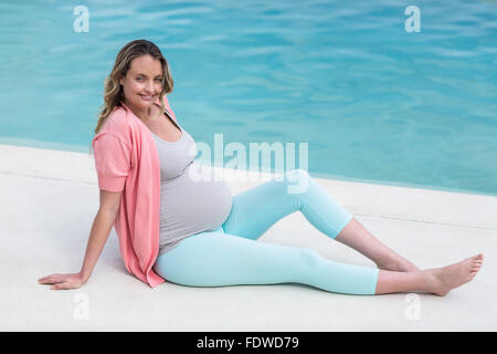 Schwangere Frau entspannende außerhalb Stockfoto