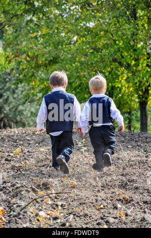 Zwei kleine Jungs zu Fuß entfernt, im Feld Stockfoto