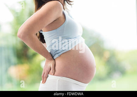 Schwangere Frau mit Schmerzen im Rücken Stockfoto