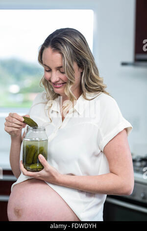 Schwangere Frau Essen Gurken Stockfoto