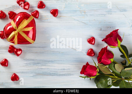 Rote Rosen und Herzen geformt Pralinen. Stockfoto